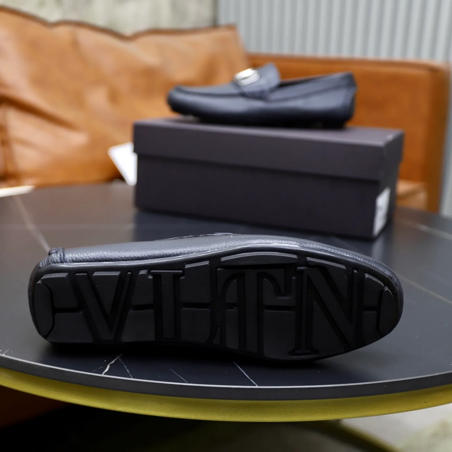 Men's shoes: 640💰VALENTINO, made of imported cowhide with imported water-dyed cow lining, iconic hardware and iconic wear-resistant outsole. 38-45 (customized at 45) VALENTINO packaging All orders enjoy the brand’s iconic product packaging